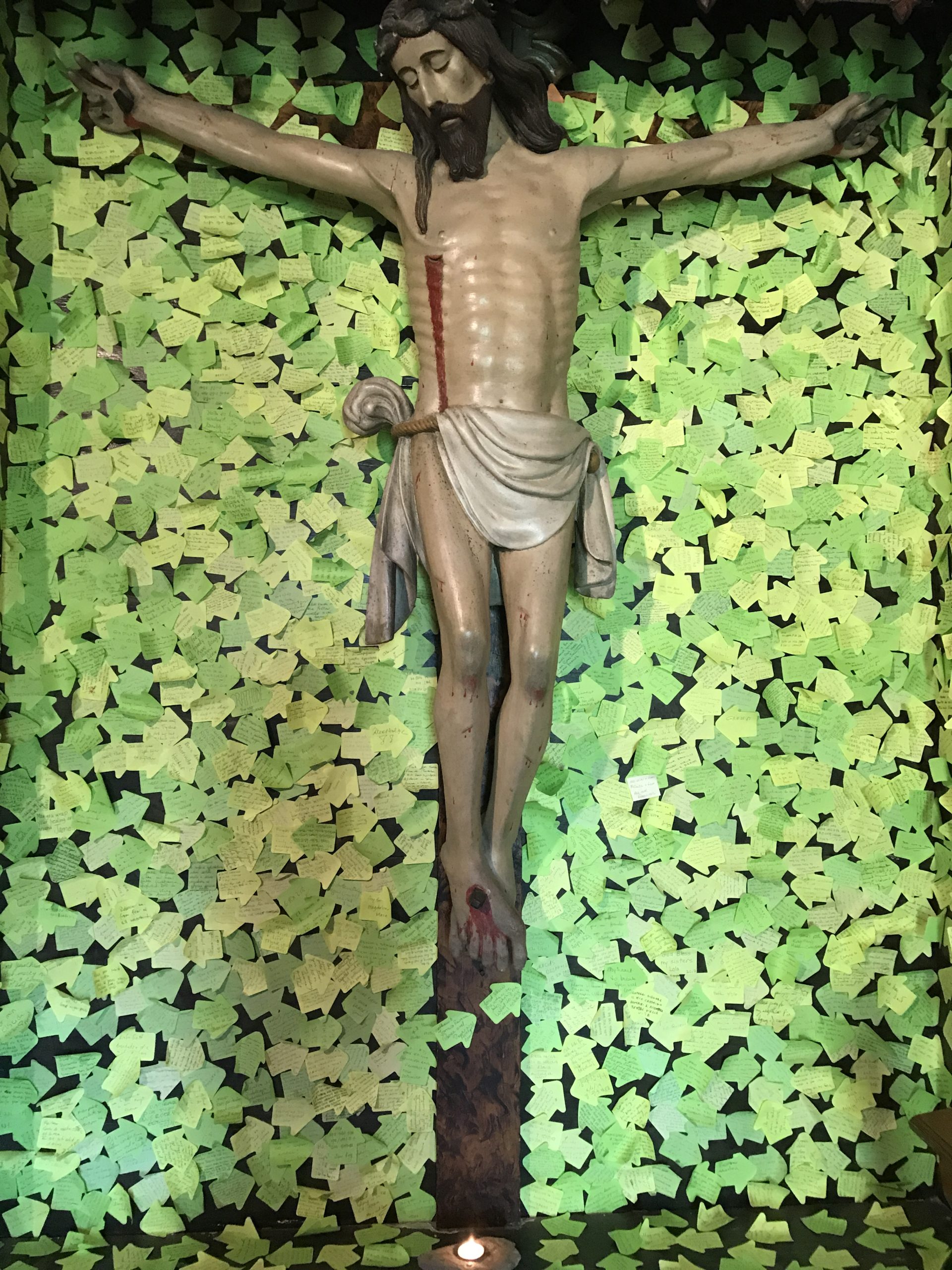 Le preghiere dei pellegrini intorno al crocifisso